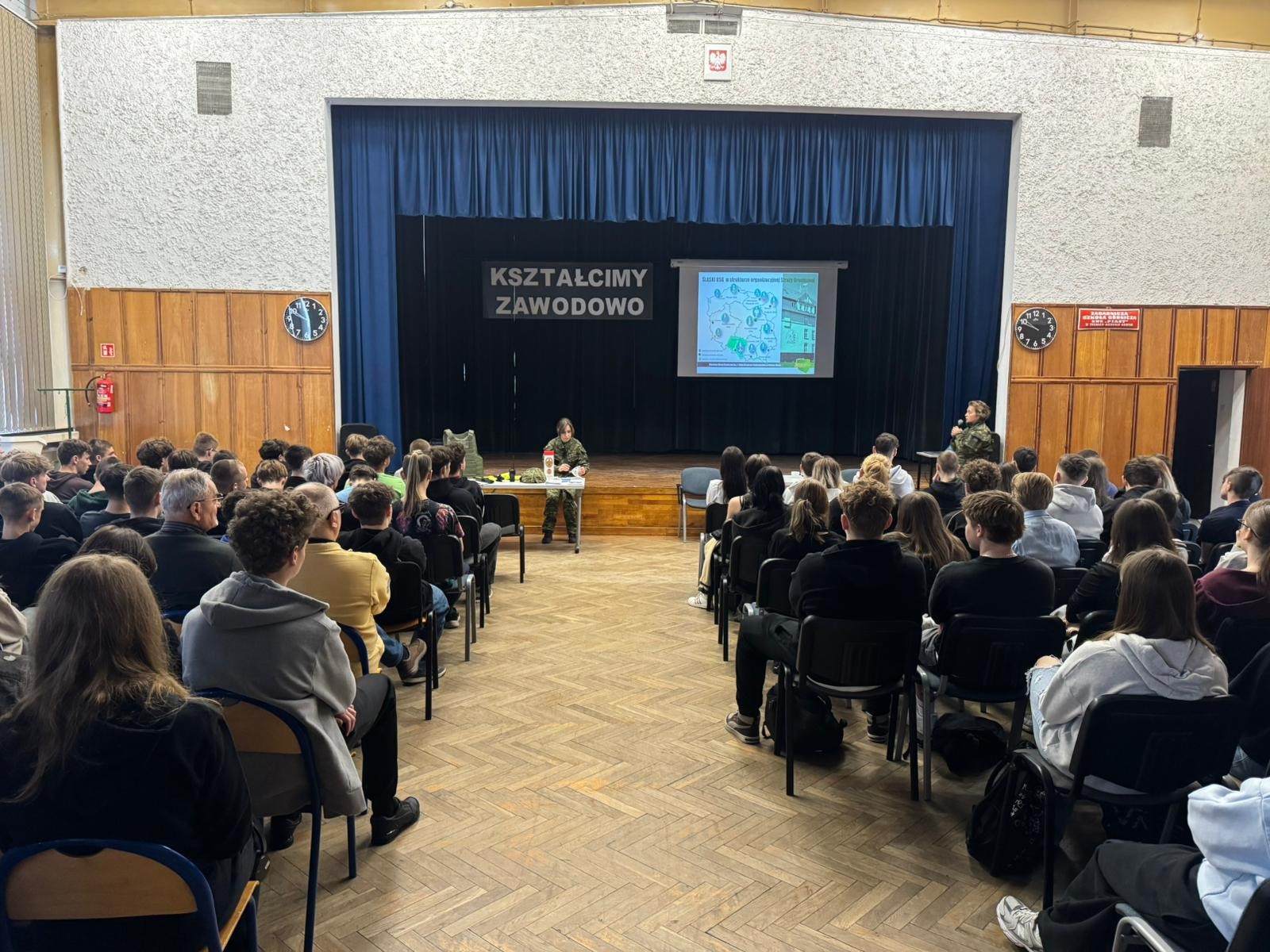 Uczniowie podczes prelekcji w szkolnej auli